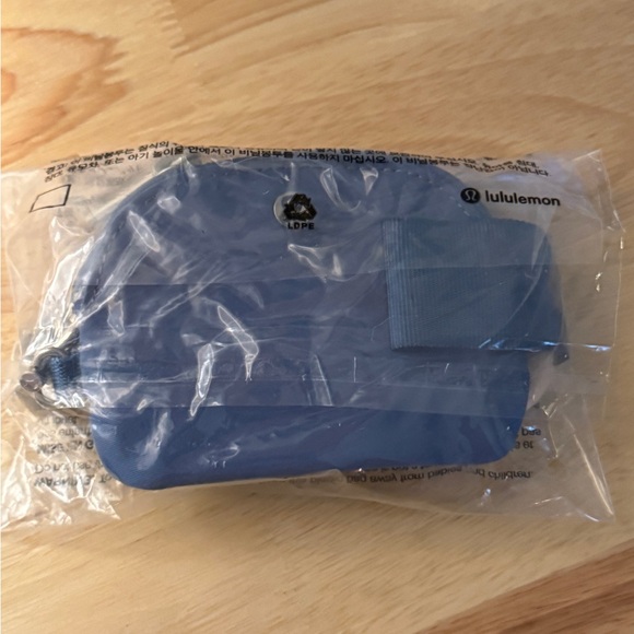 NWT Lululemon Dual Pouch Wristlet Blue Linen Light Ivory NWT - Picture 7 of 8